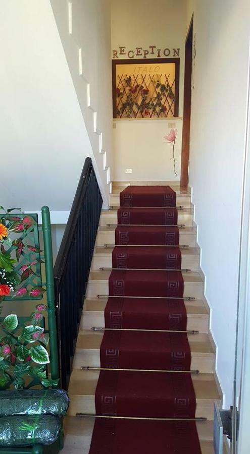 B&B Italo House Opera Buitenkant foto